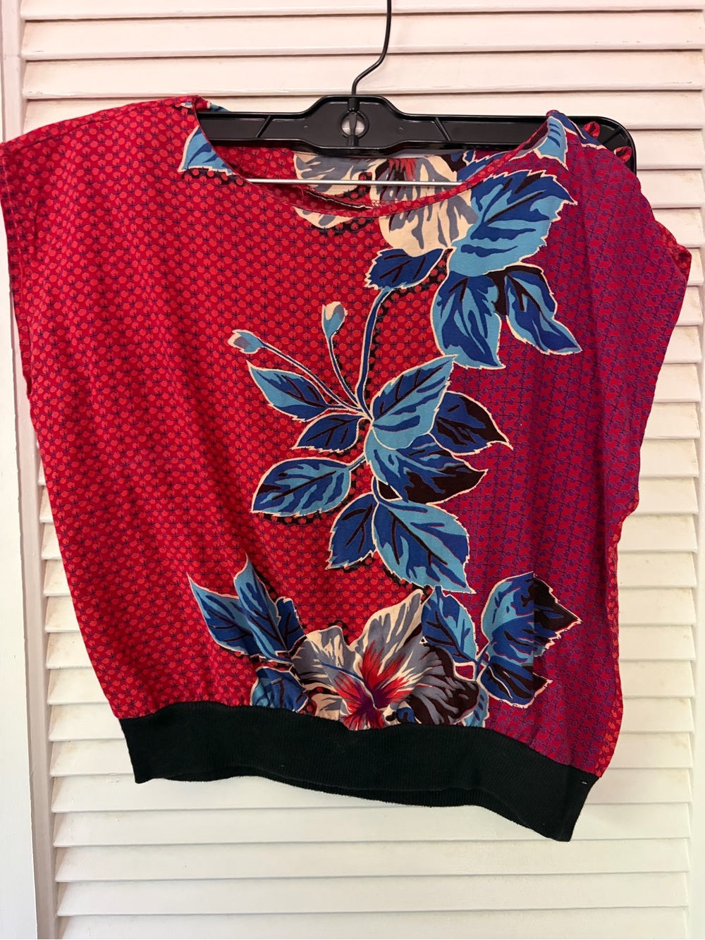 Vintage 70s Women’s Red Floral Print Short Sleeve Top